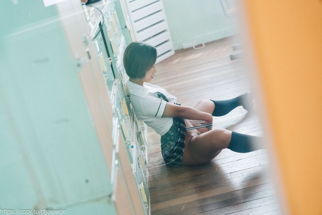Loozy Booty Queen – Gal In A Shool Warehouse C