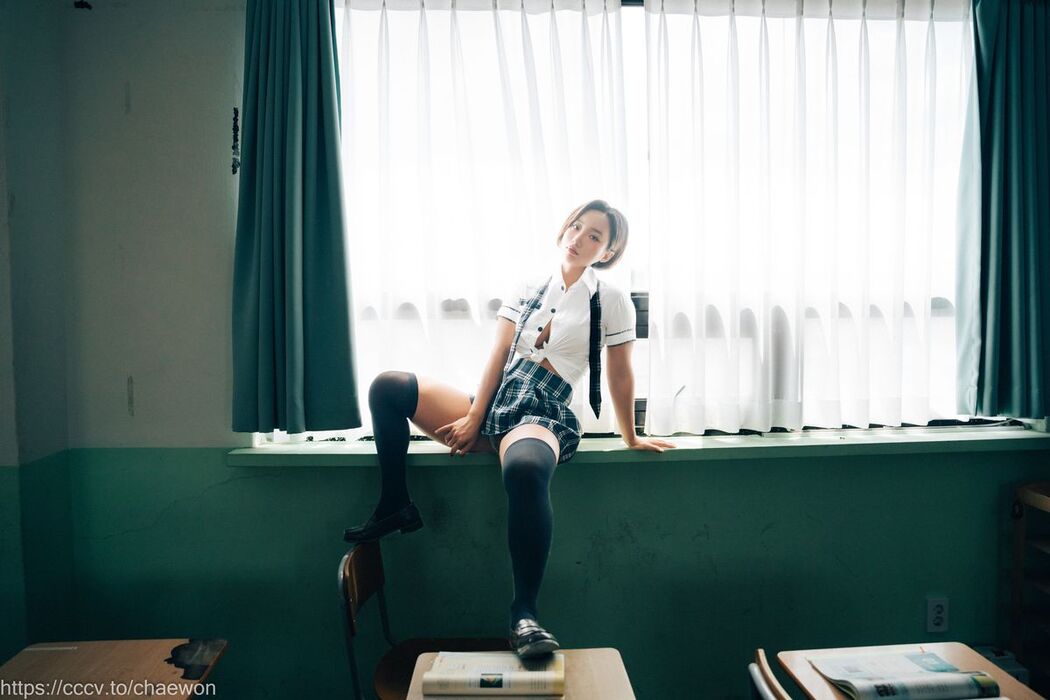 Loozy Booty Queen – Gal In A Shool Warehouse A