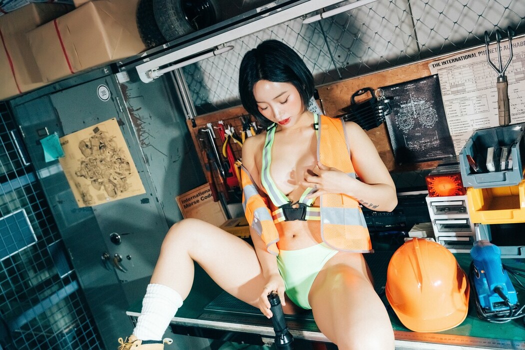 Loozy Booty Queen – Naked Worker S.Ver A