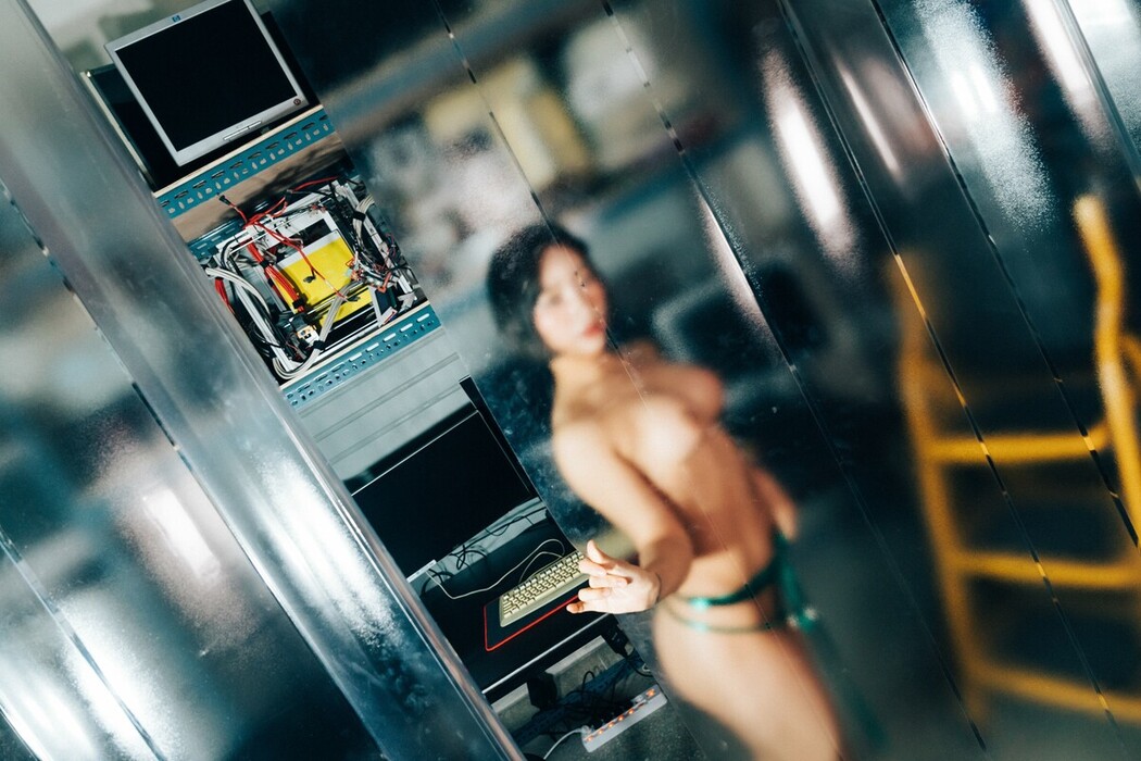 Loozy Booty Queen – Naked Worker S.Ver A