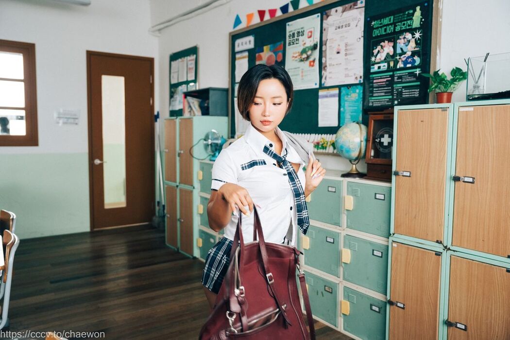 Loozy Booty Queen – Gal In A Shool Warehouse A