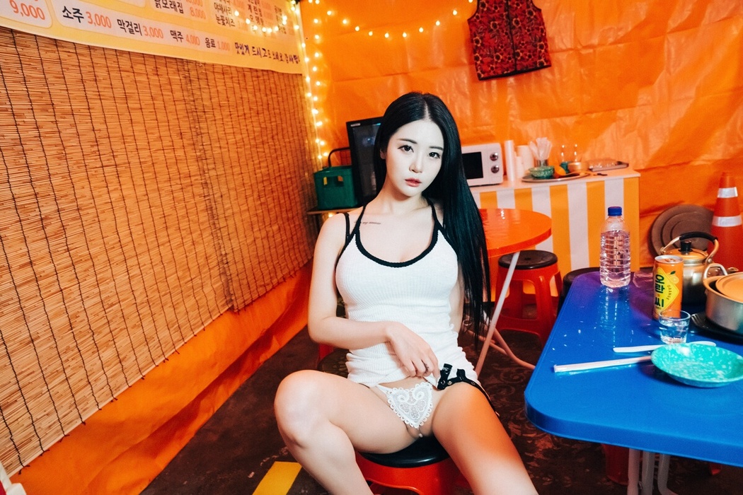 Loozy Bomi 보미 – Street Stall