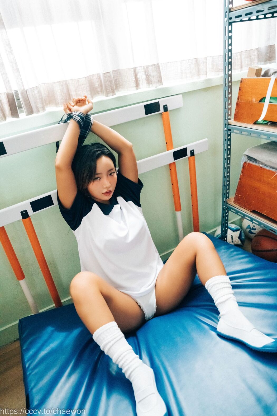Loozy Booty Queen – Gal In A Shool Warehouse B