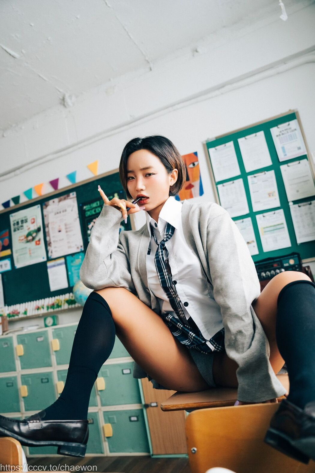 Loozy Booty Queen – Gal In A Shool Warehouse A