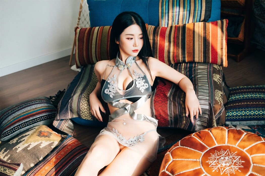 Loozy Bomi 보미 – Holiday