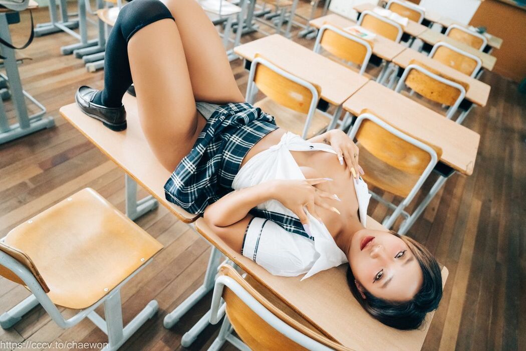 Loozy Booty Queen – Gal In A Shool Warehouse A
