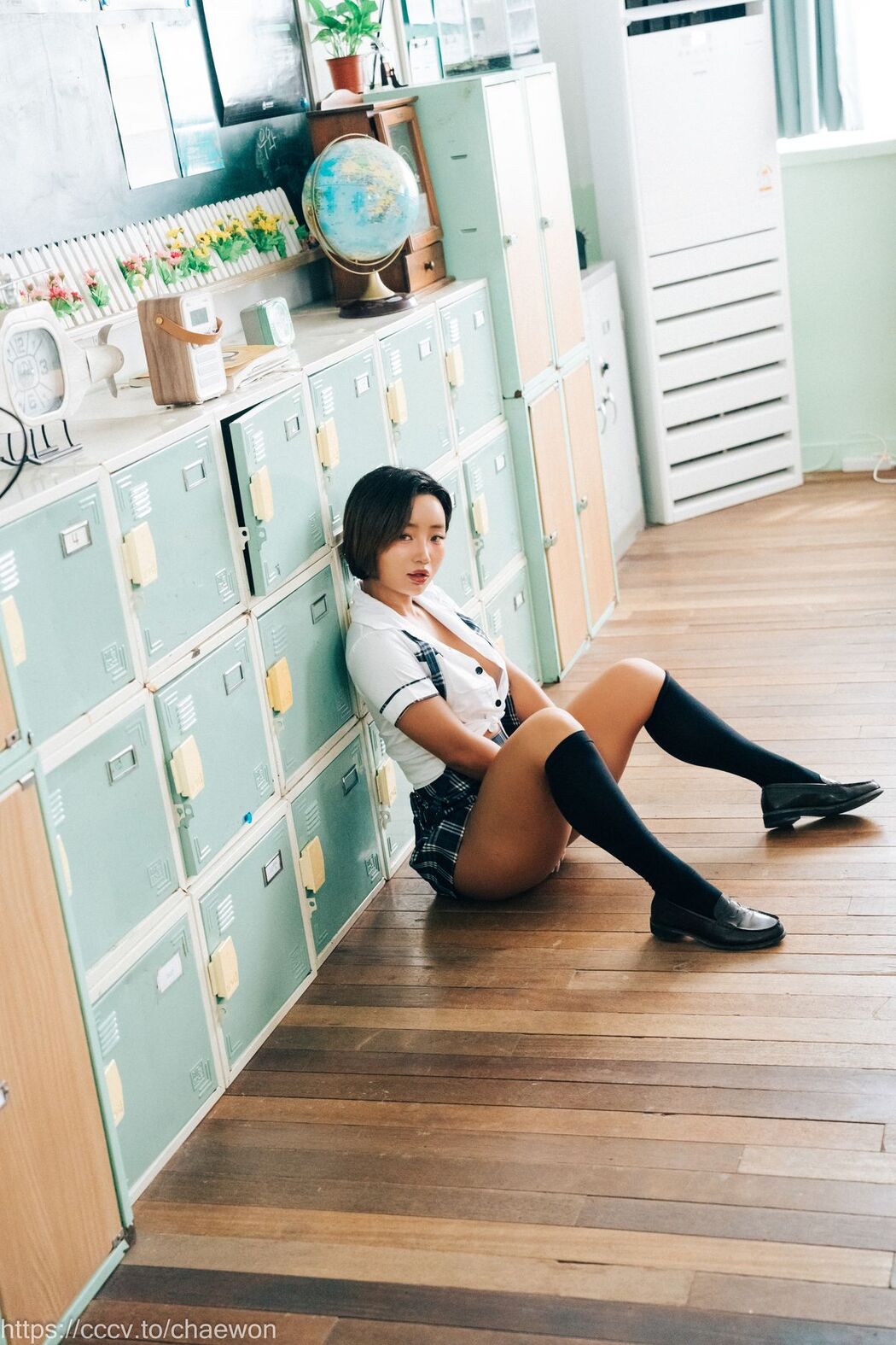 Loozy Booty Queen – Gal In A Shool Warehouse A