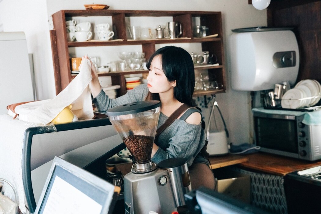 Loozy Bambi 밤비 – Cafe Alba Part 1