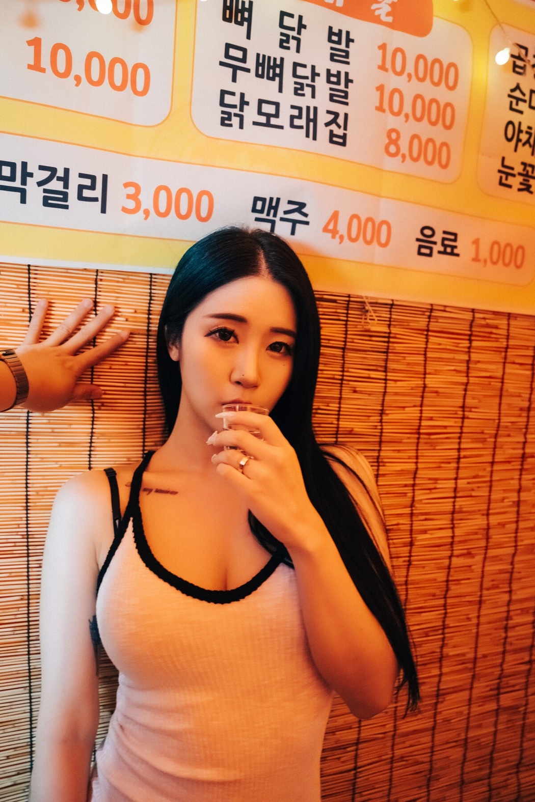 Loozy Bomi 보미 – Street Stall