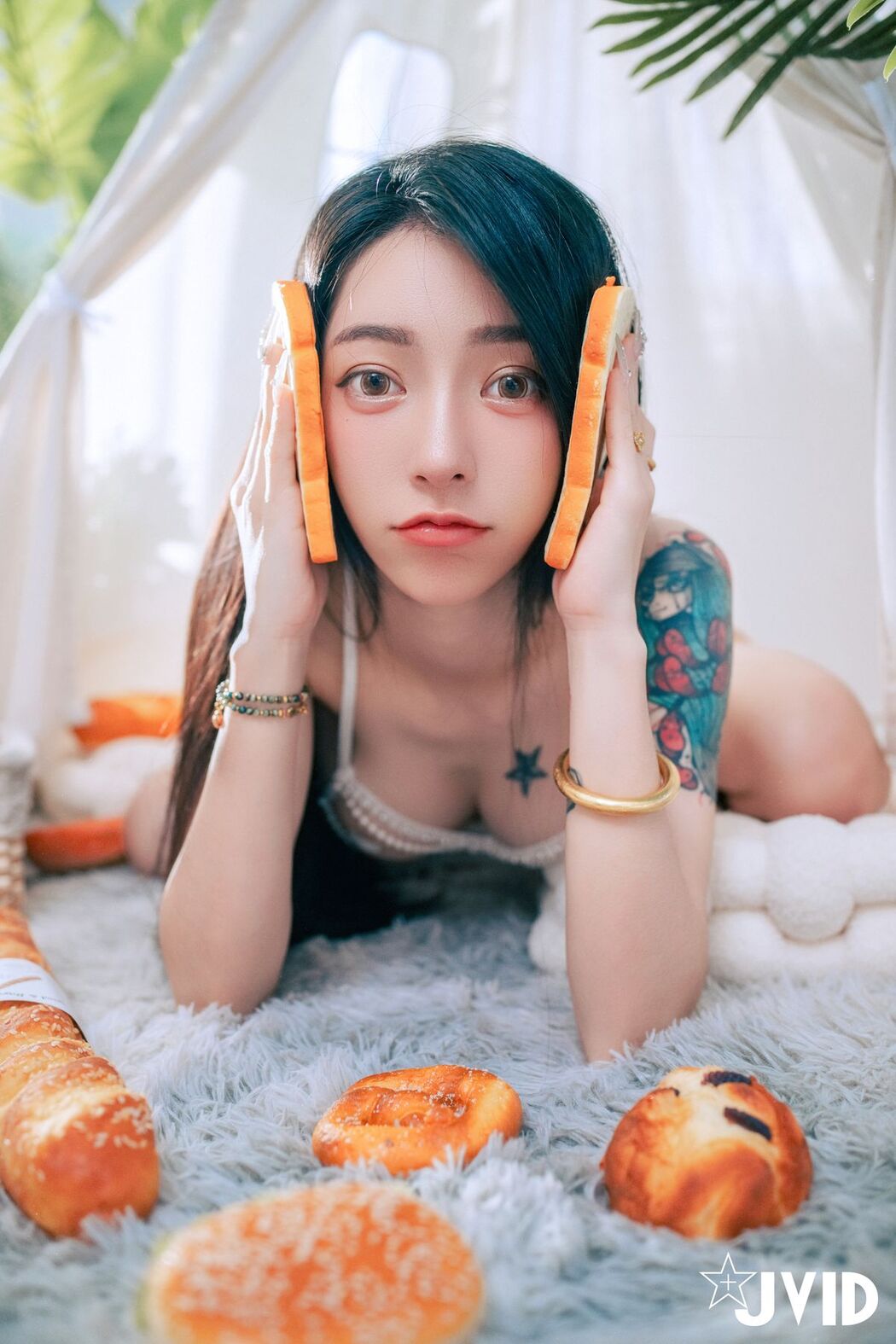 JVID Piao Piao Ge 飄飄哥 &#8211; 最狂尺度生日特輯 極細丁無膚膠 色色の裸體生日趴－飄飄 慶生被脫光光塗抹奶油 超細線丁無膚膠擠出誘人駱駝蹄 屁股翹高背後位視角超色慾 超誘人裸體奶油慶生影片熱映中 Part01 (63P)