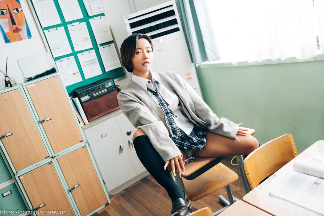 Loozy Booty Queen – Gal In A Shool Warehouse A
