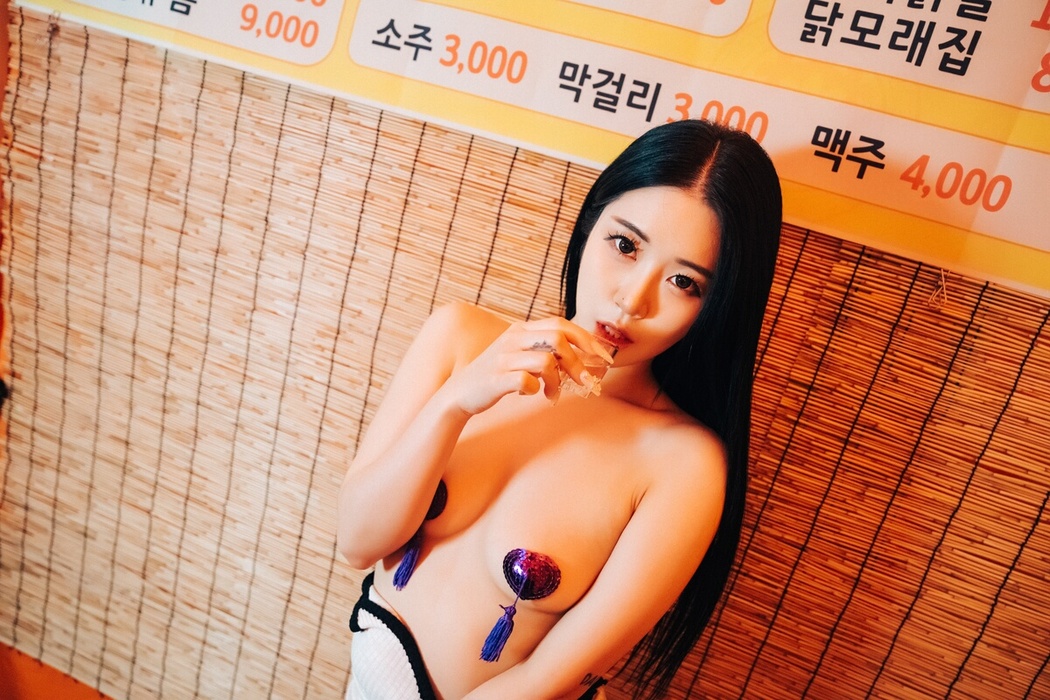 Loozy Bomi 보미 – Street Stall