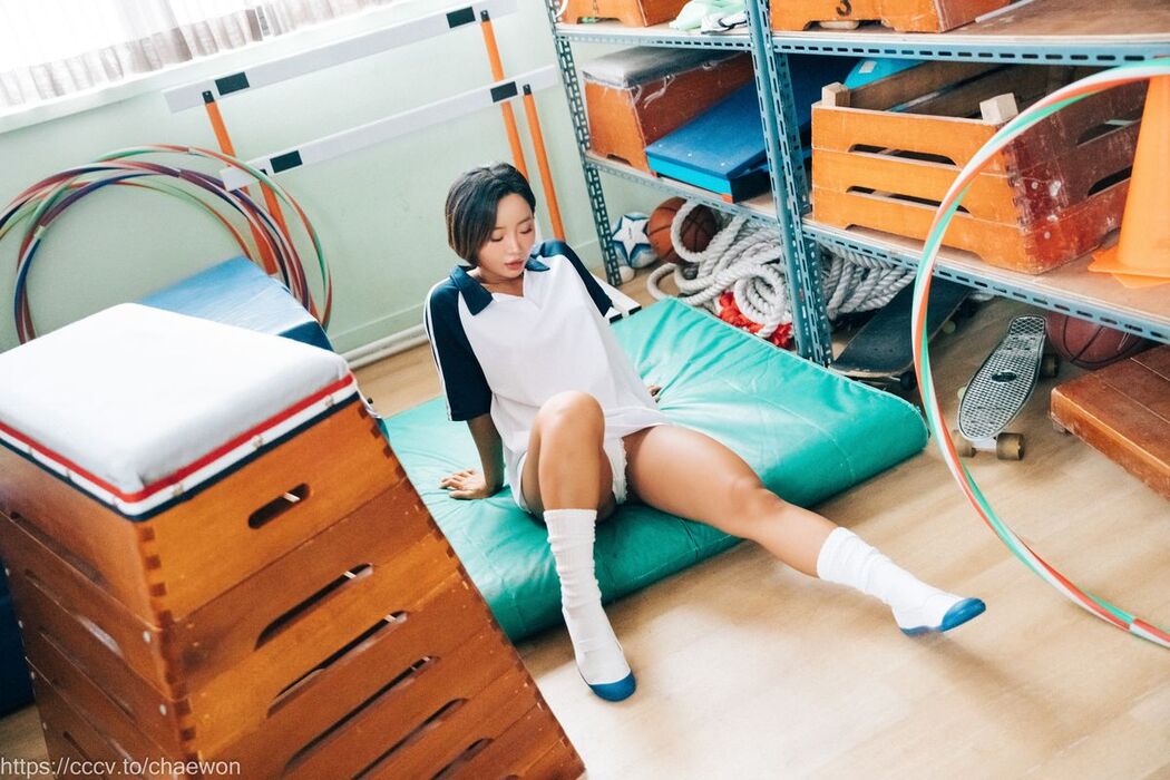 Loozy Booty Queen – Gal In A Shool Warehouse B
