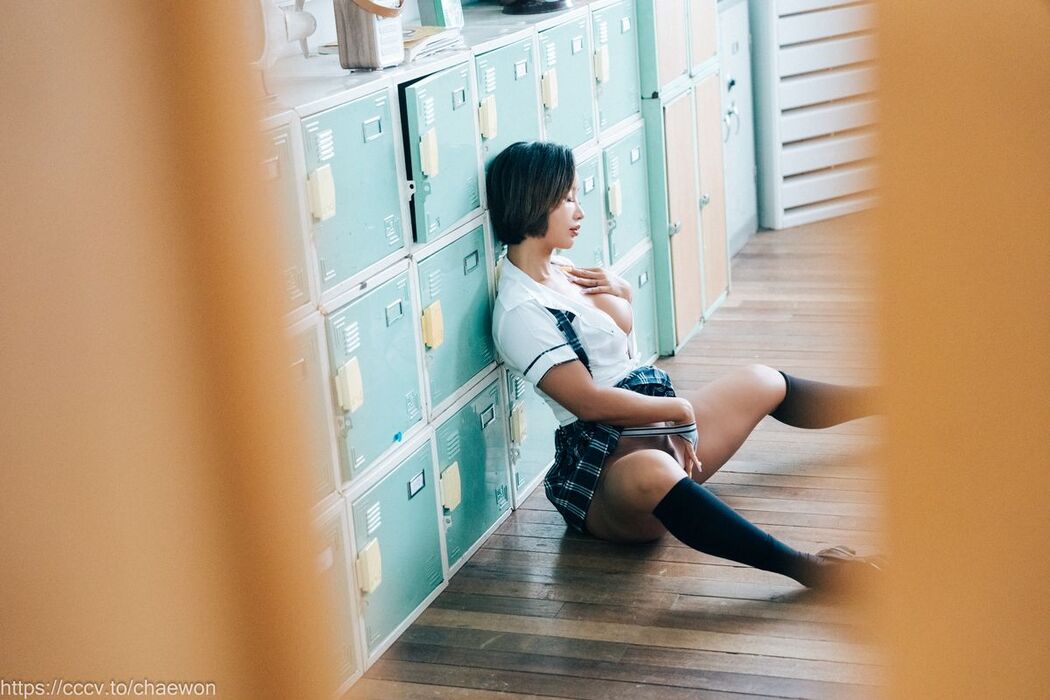 Loozy Booty Queen – Gal In A Shool Warehouse C