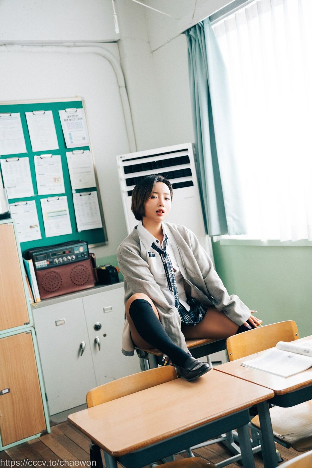 Loozy Booty Queen – Gal In A Shool Warehouse A