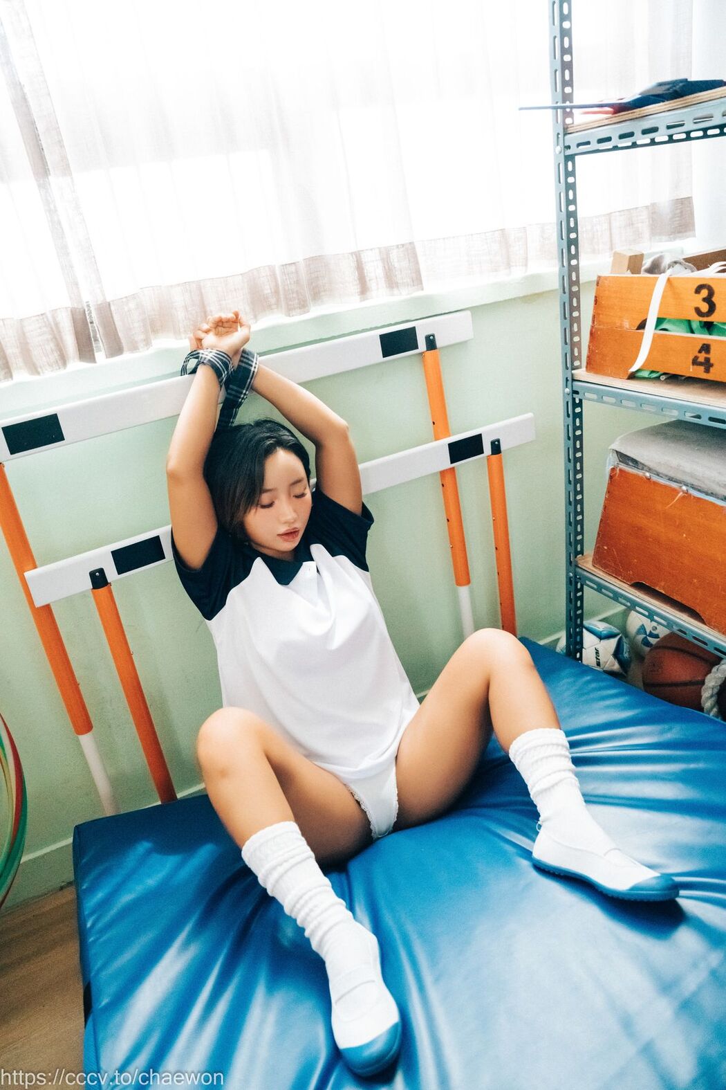 Loozy Booty Queen – Gal In A Shool Warehouse B