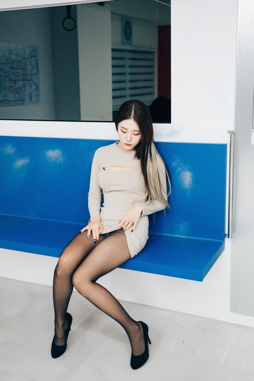 Loozy Bomi 보미 – Bondage Subway