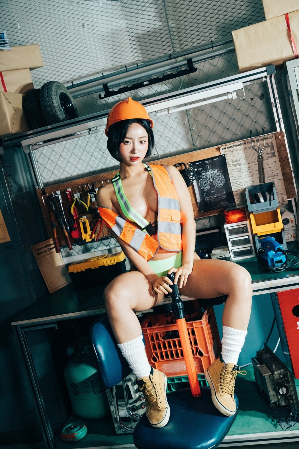 Loozy Booty Queen – Naked Worker S.Ver A