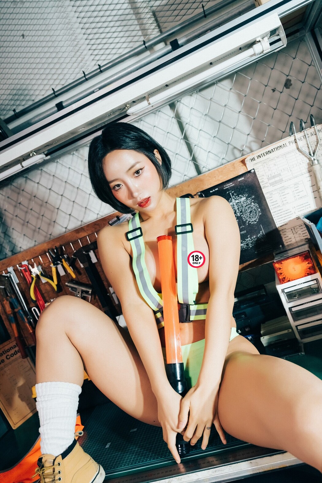 Loozy Booty Queen – Naked Worker S.Ver B