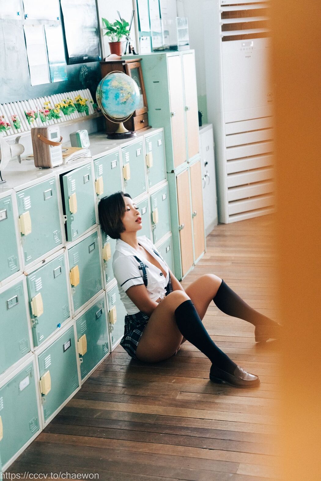 Loozy Booty Queen – Gal In A Shool Warehouse A