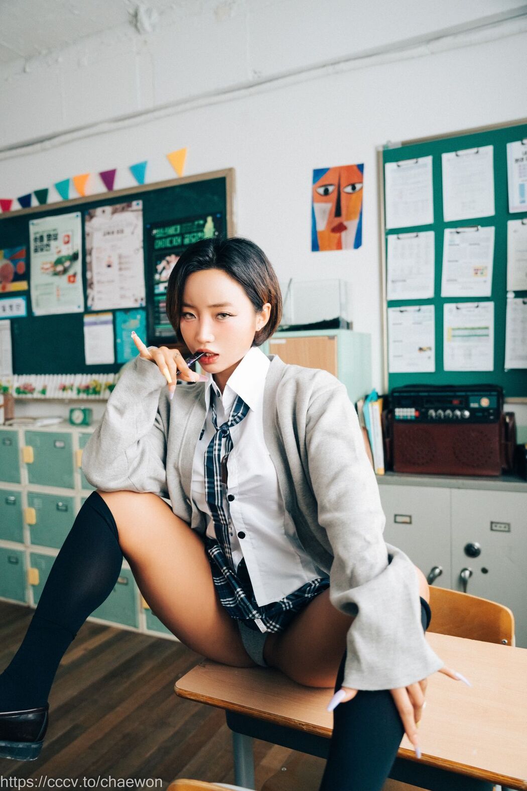 Loozy Booty Queen – Gal In A Shool Warehouse A