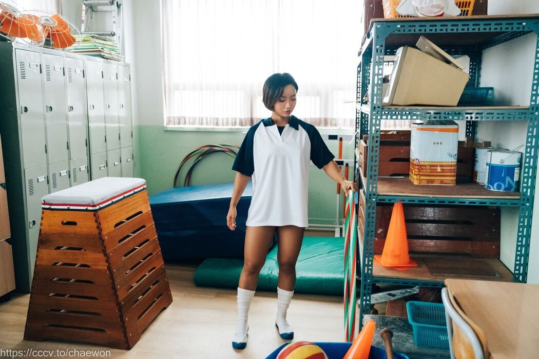 Loozy Booty Queen – Gal In A Shool Warehouse B