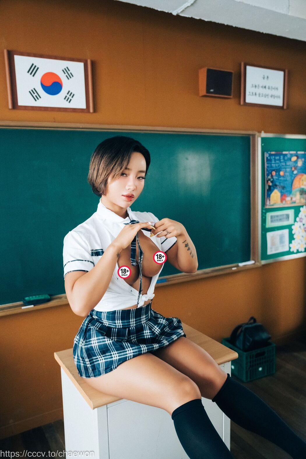Loozy Booty Queen – Gal In A Shool Warehouse C