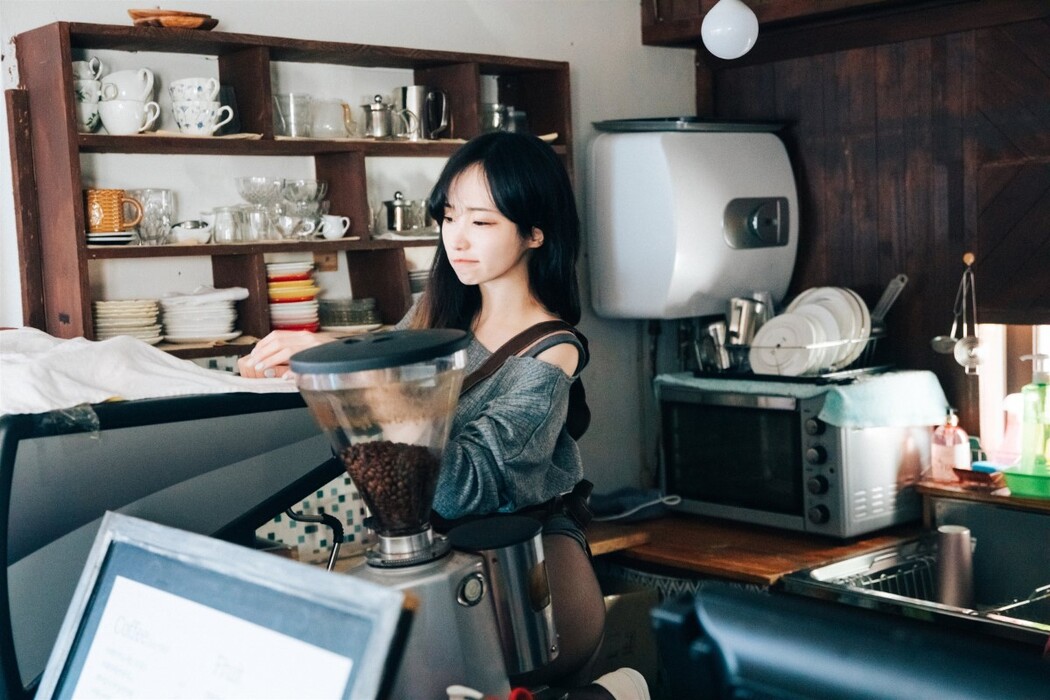 Loozy Bambi 밤비 – Cafe Alba Part 1