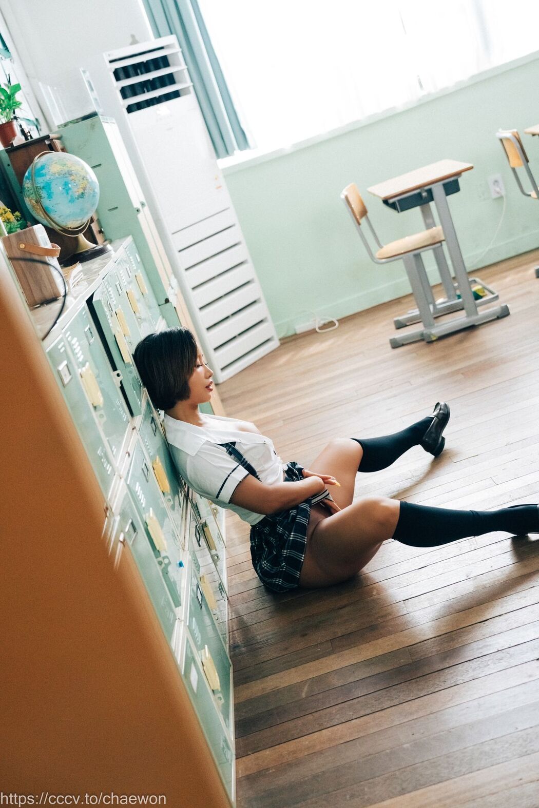 Loozy Booty Queen – Gal In A Shool Warehouse C