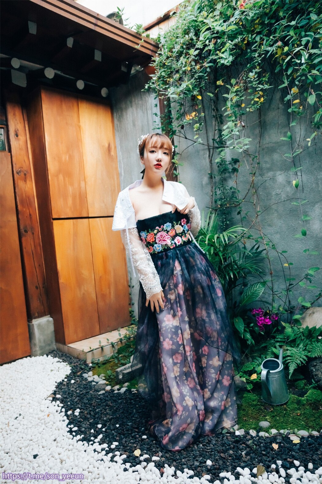Loozy Gisheng 妓生 – Son Ye-Eun 손예은