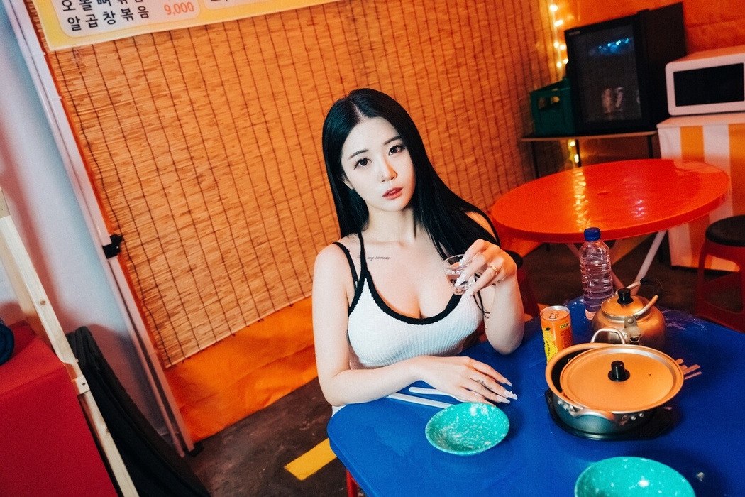 Loozy Bomi 보미 – Street Stall