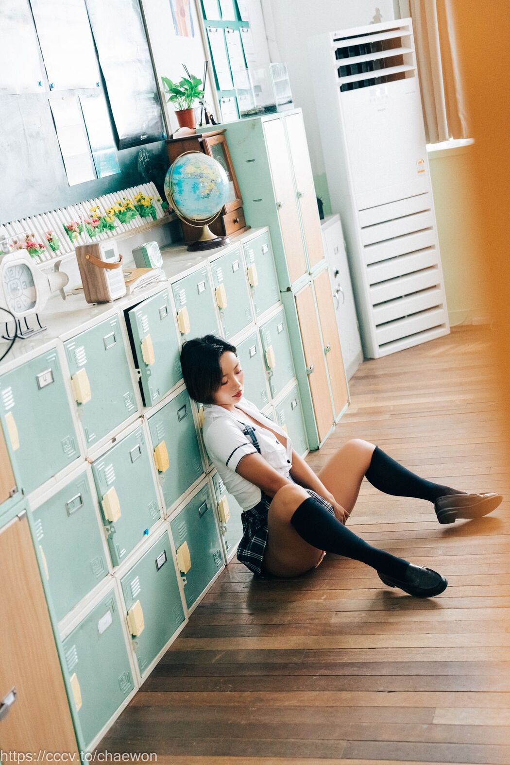 Loozy Booty Queen – Gal In A Shool Warehouse A
