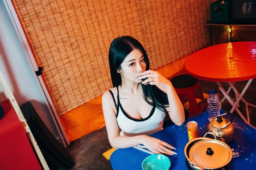 Loozy Bomi 보미 – Street Stall