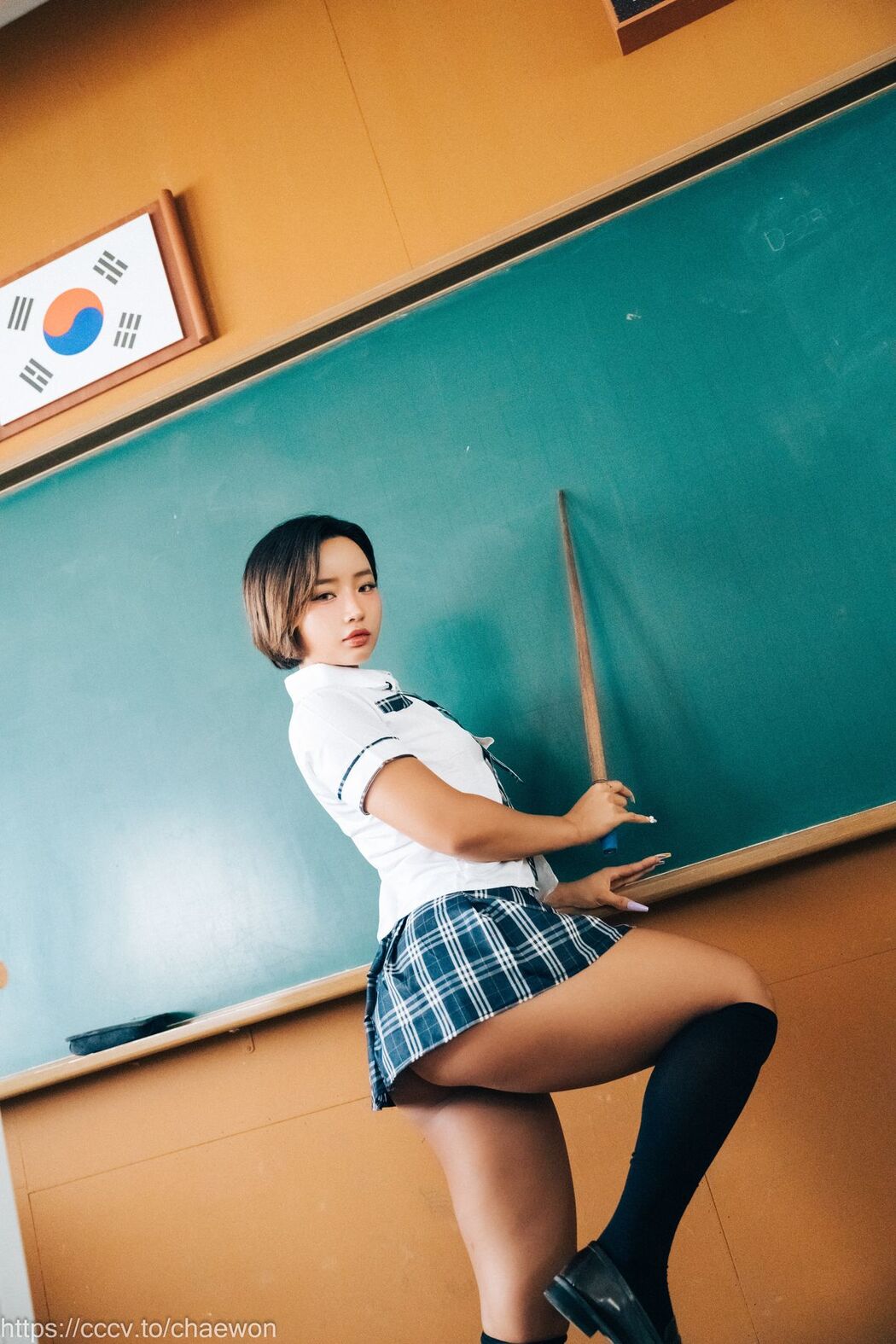 Loozy Booty Queen – Gal In A Shool Warehouse A