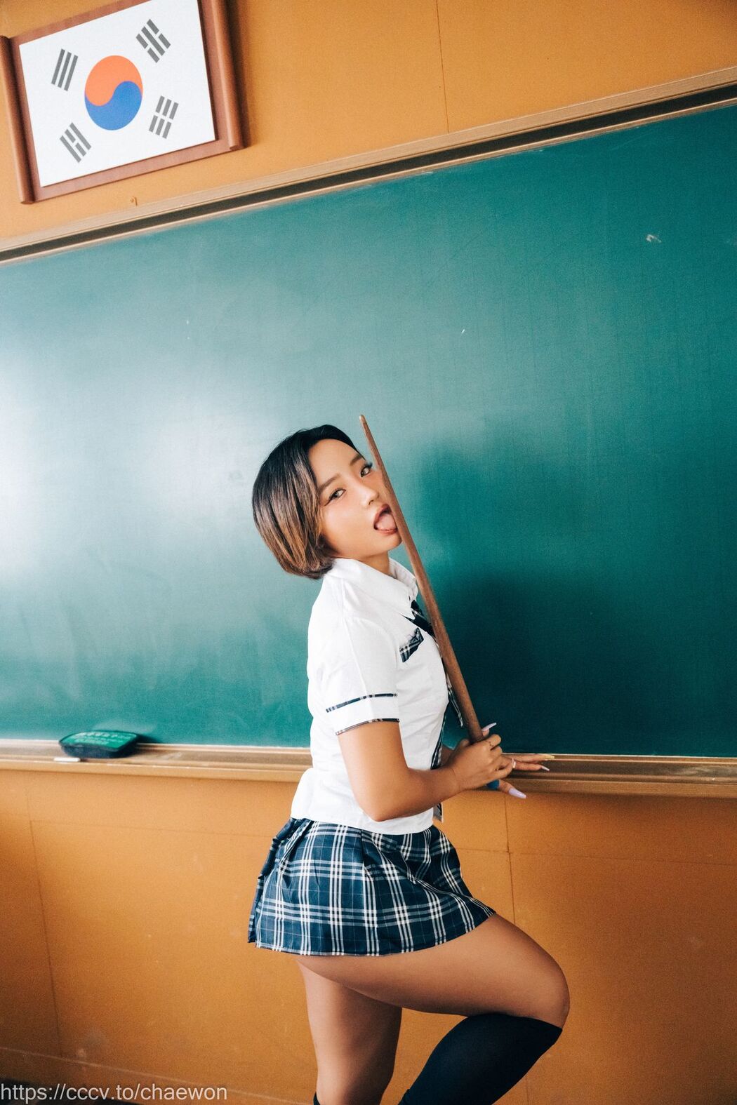 Loozy Booty Queen – Gal In A Shool Warehouse A