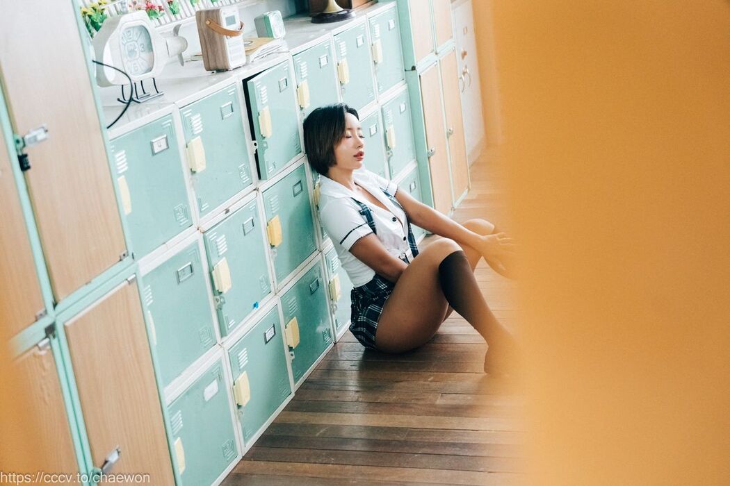 Loozy Booty Queen – Gal In A Shool Warehouse A