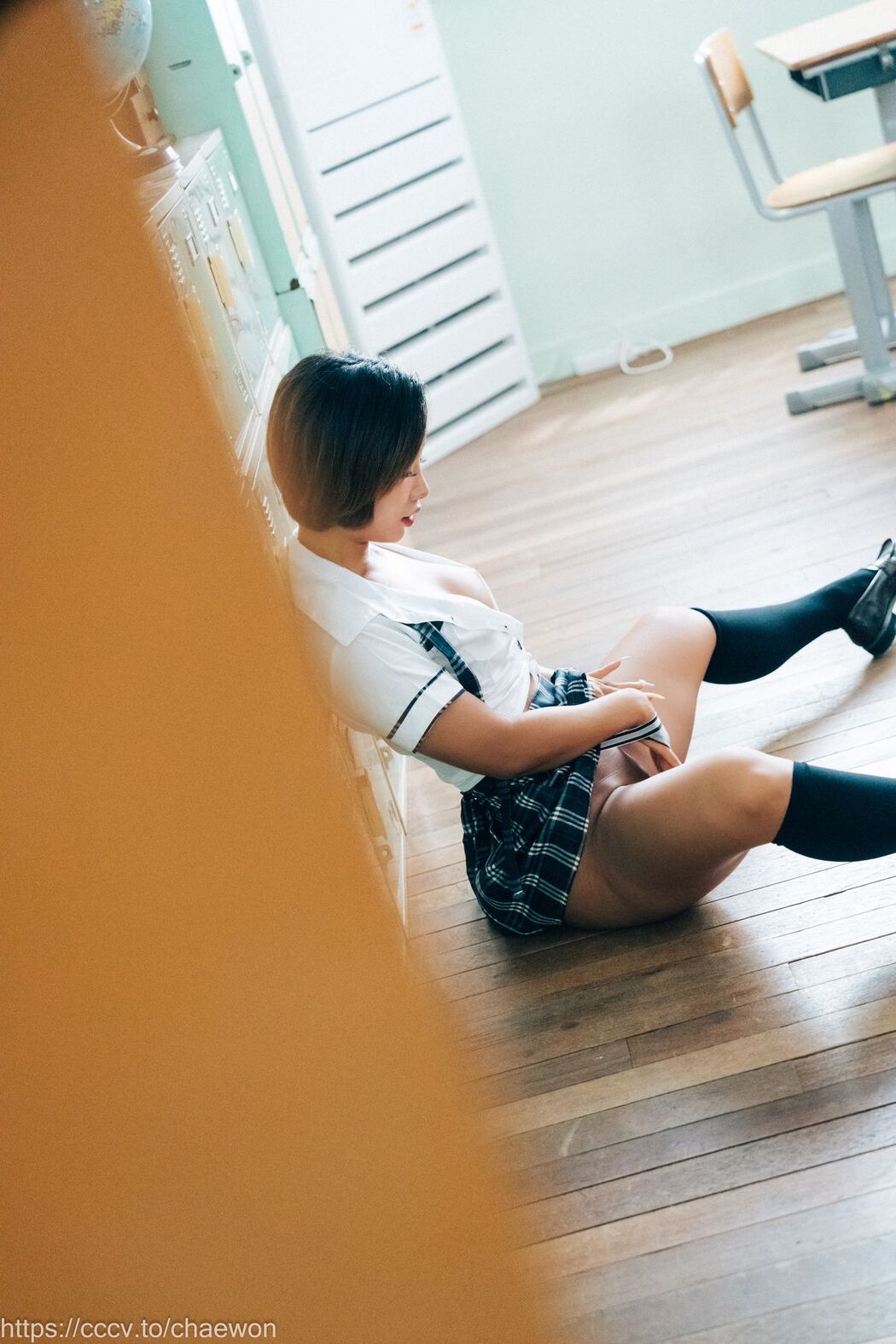 Loozy Booty Queen – Gal In A Shool Warehouse C