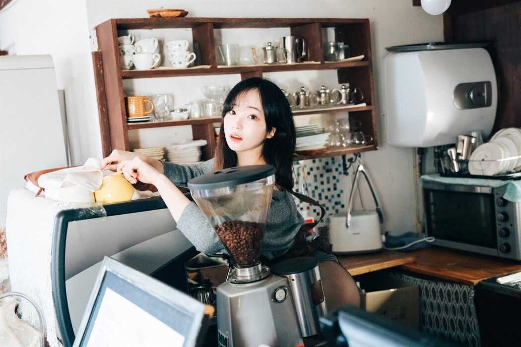 Loozy Bambi 밤비 – Cafe Alba Part 1