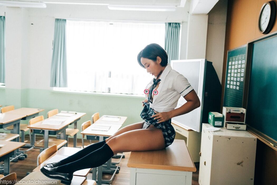 Loozy Booty Queen – Gal In A Shool Warehouse C