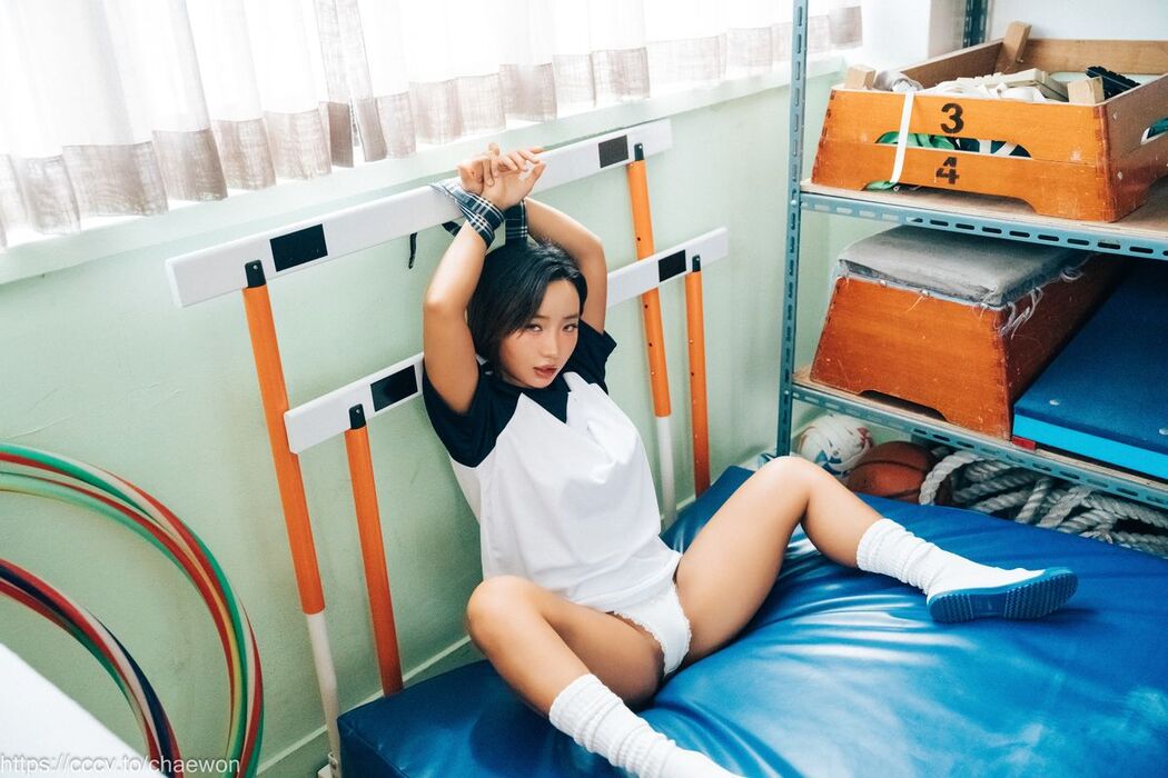 Loozy Booty Queen – Gal In A Shool Warehouse B