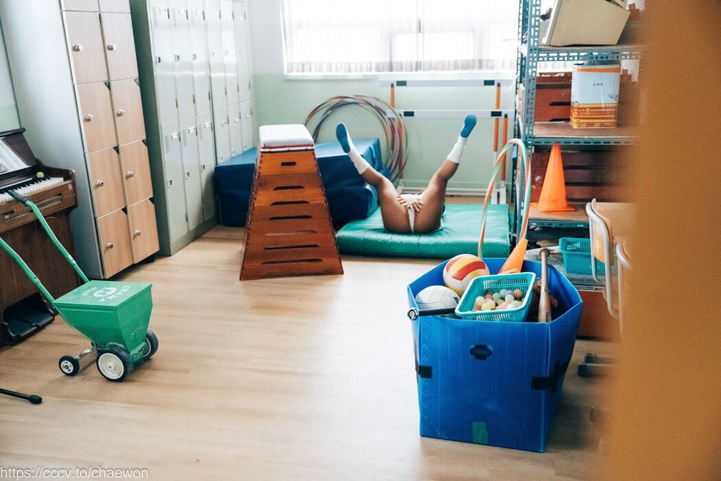 Loozy Booty Queen – Gal In A Shool Warehouse B