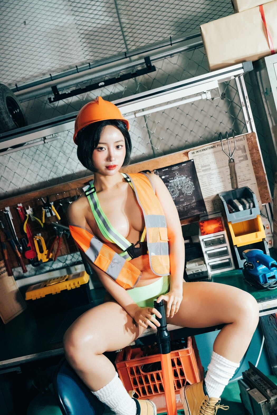Loozy Booty Queen – Naked Worker S.Ver A