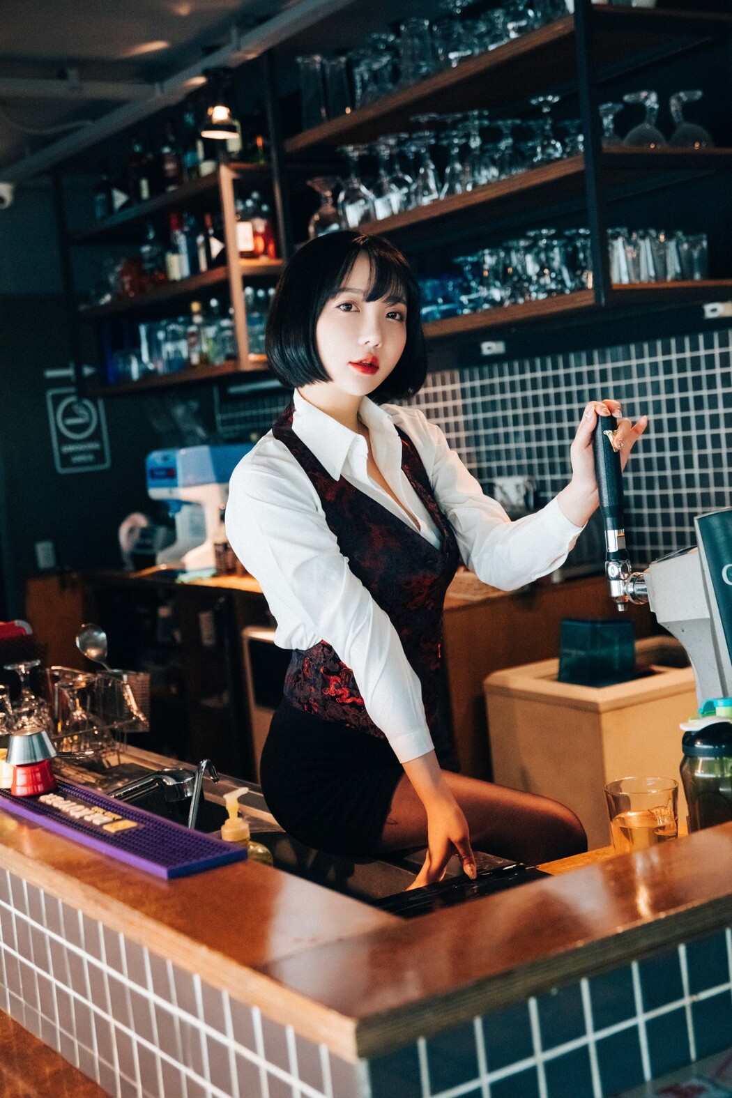 Loozy Son Ye-Eun 손예은 – Tainted Love Bar