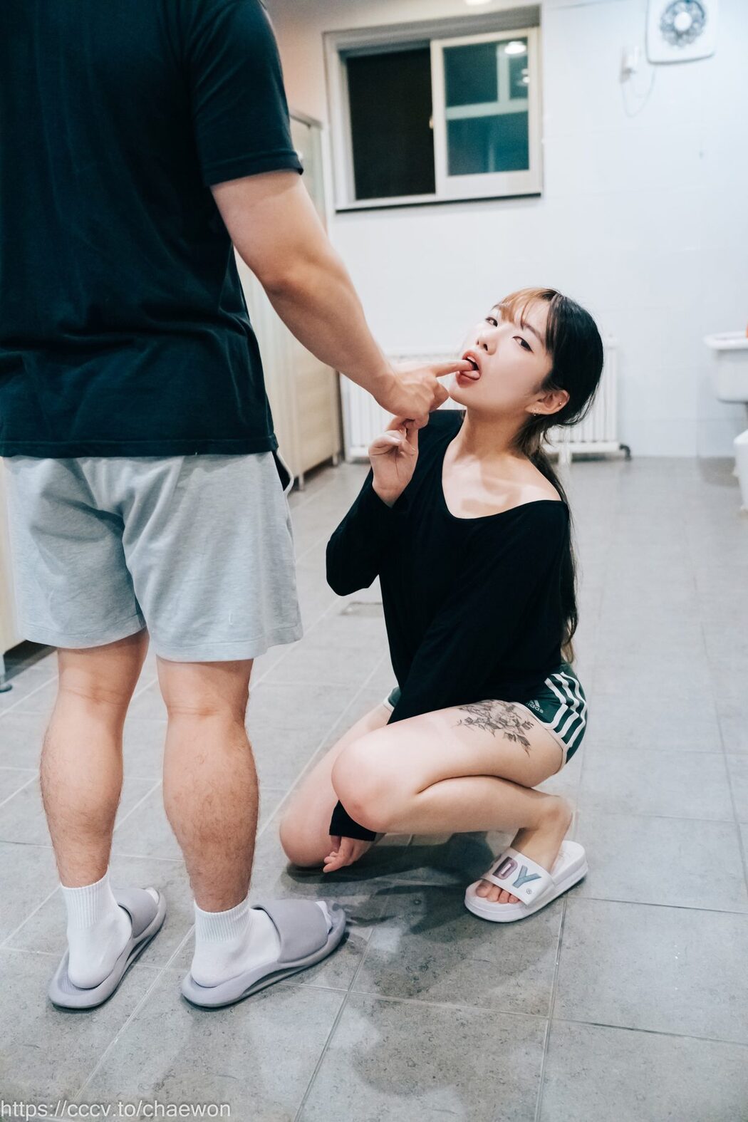 Loozy SonSon 손손 – Public Toilet B