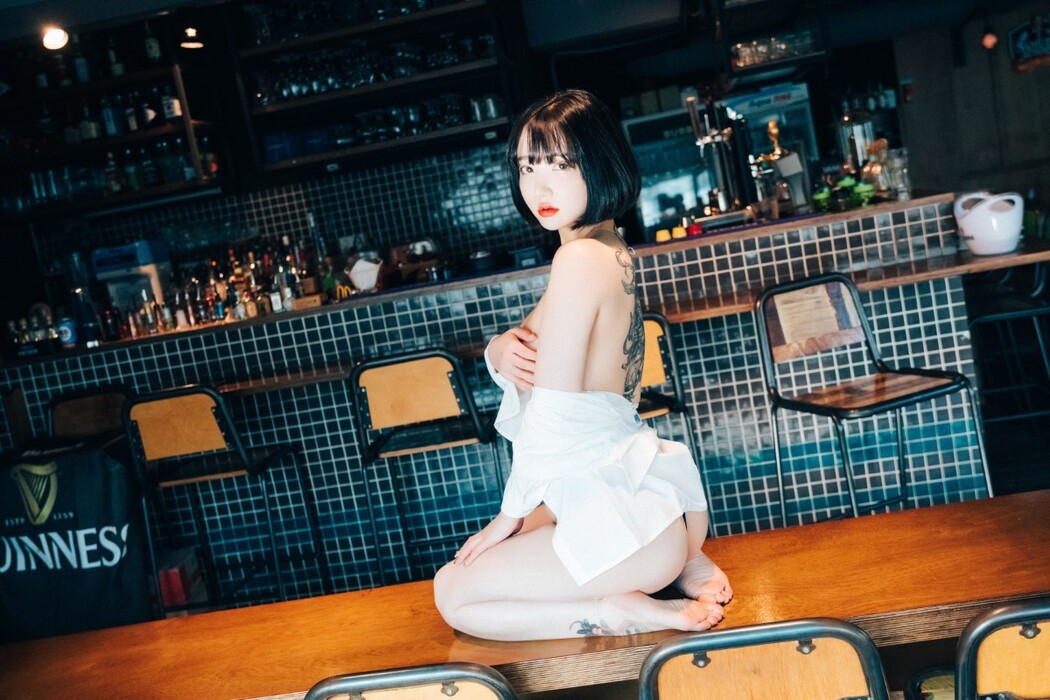 Loozy Son Ye-Eun 손예은 – Tainted Love Bar
