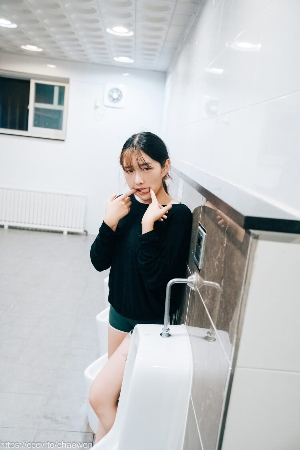 Loozy SonSon 손손 – Public Toilet A
