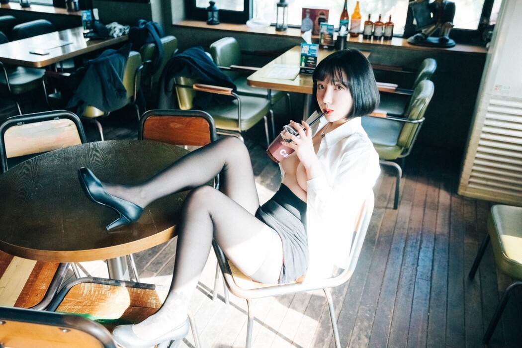 Loozy Son Ye-Eun 손예은 – Tainted Love Bar