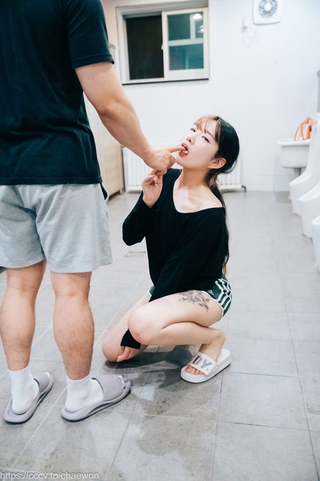 Loozy SonSon 손손 – Public Toilet B
