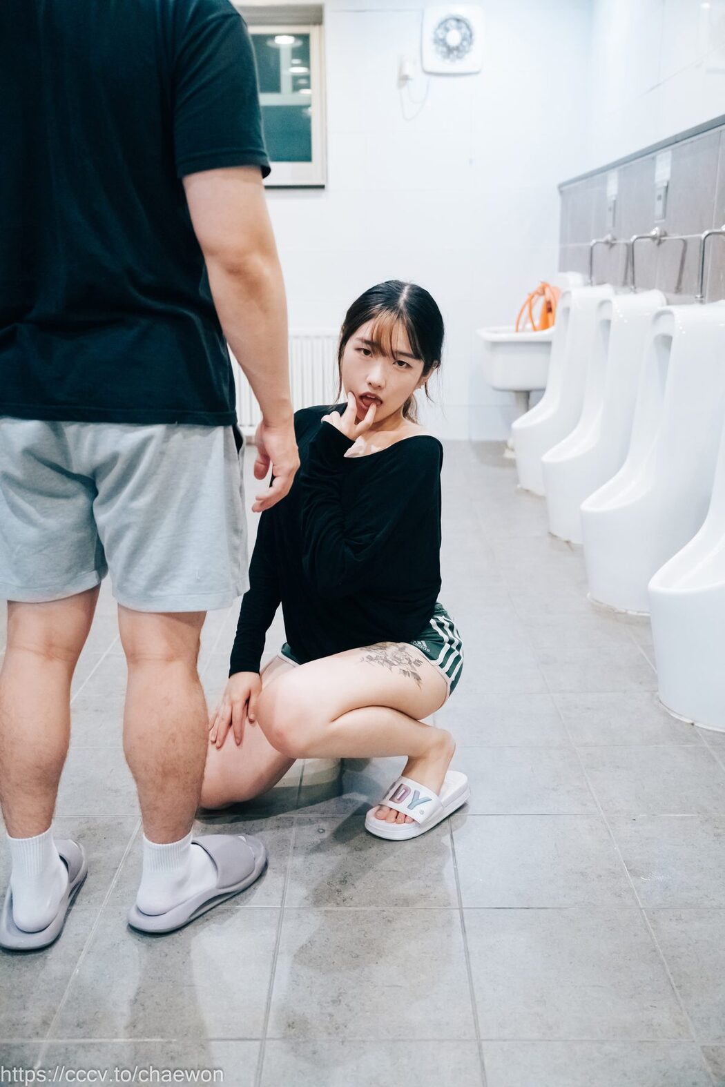 Loozy SonSon 손손 – Public Toilet B