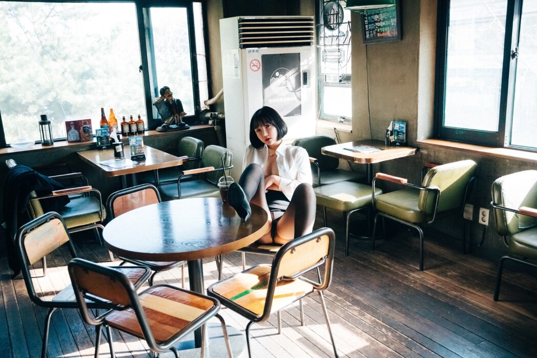 Loozy Son Ye-Eun 손예은 – Tainted Love Bar